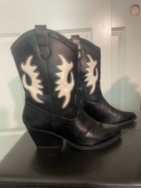 Black Western Cowboy Boots with White Decor